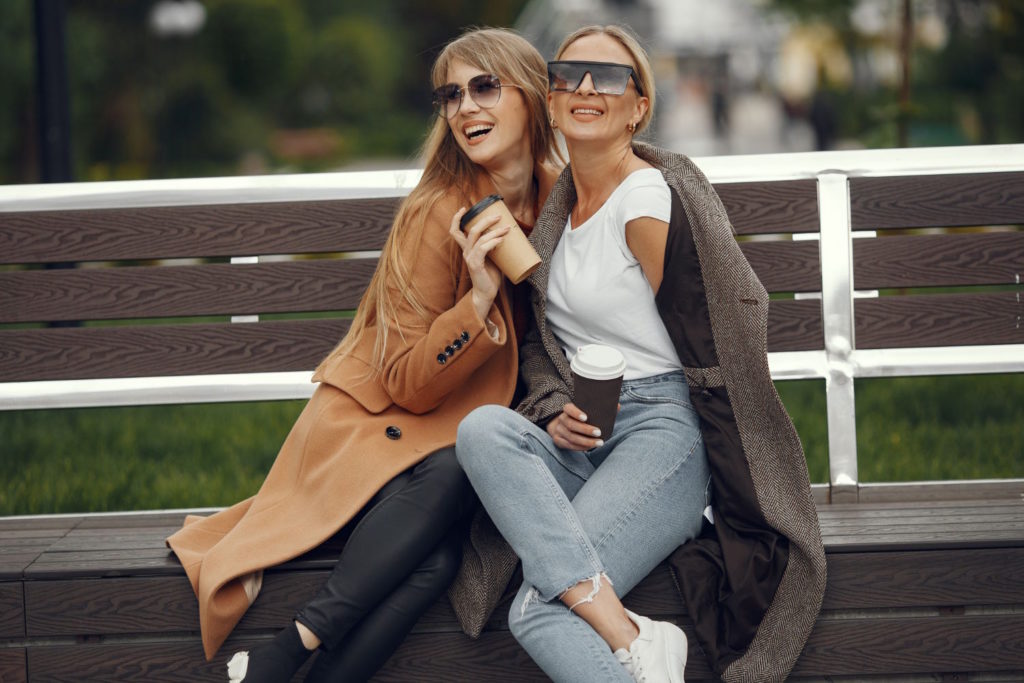 Okulary przeciwsłoneczne damskie to nieodłączny element każdej kobiecej garderoby 