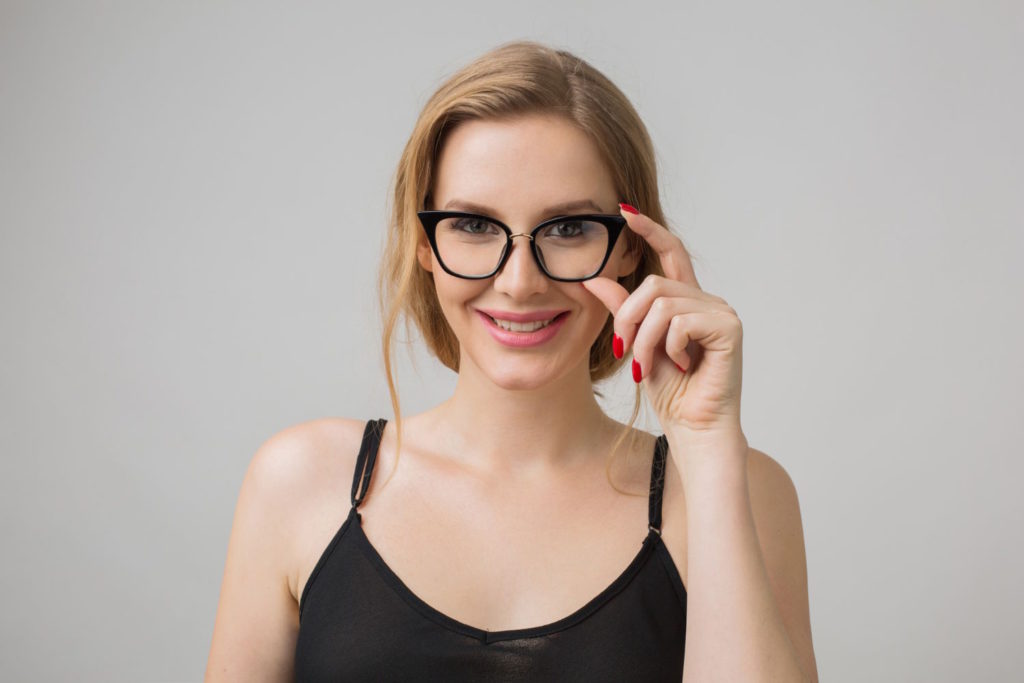Okulary korekcyjne to nie tylko narzędzie poprawiające wzrok, ale również modny dodatek, który może podkreślić nasz styl i osobowość