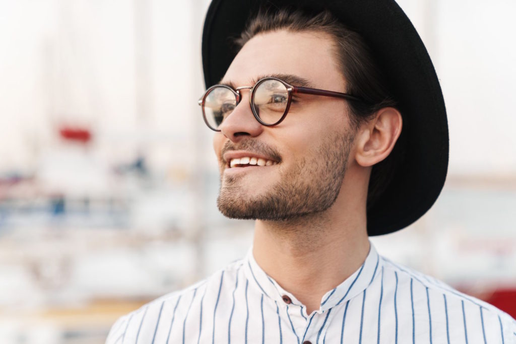 Okulary męskie korekcyjne to nie tylko narzędzie poprawiające wzrok, ale również modny dodatek, który może podkreślić styl i osobowość noszącego